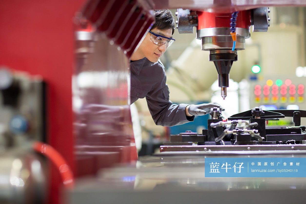 年轻工程师在工厂工作