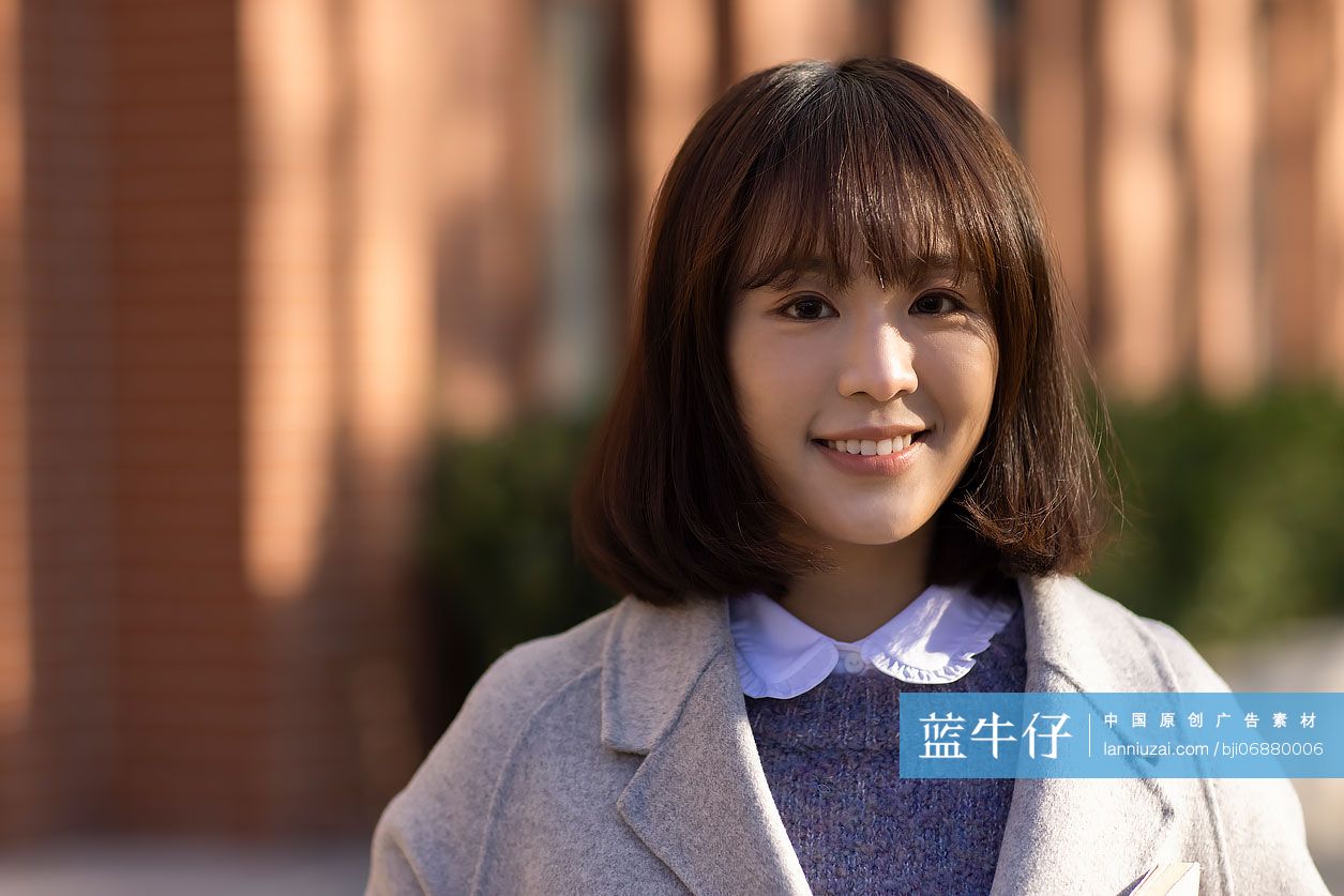 快乐的大学生肖像