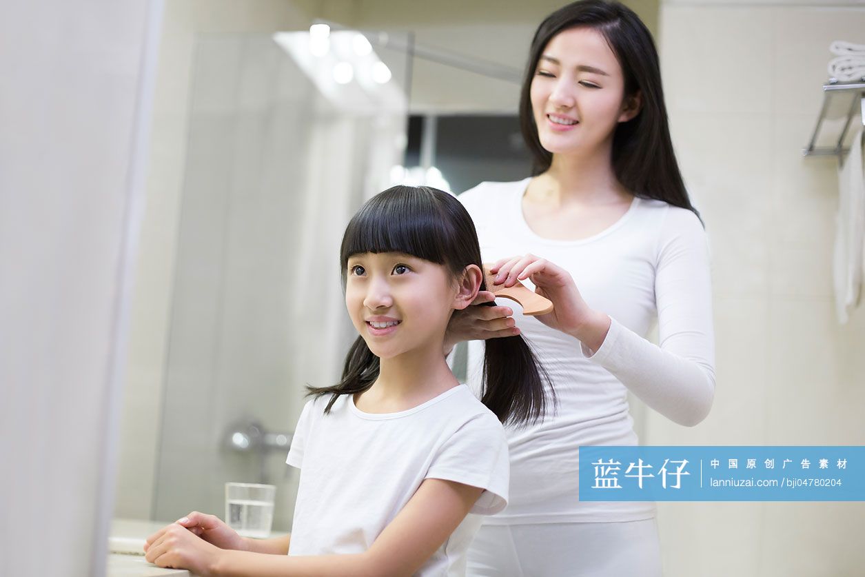 年轻妈妈给女儿梳头