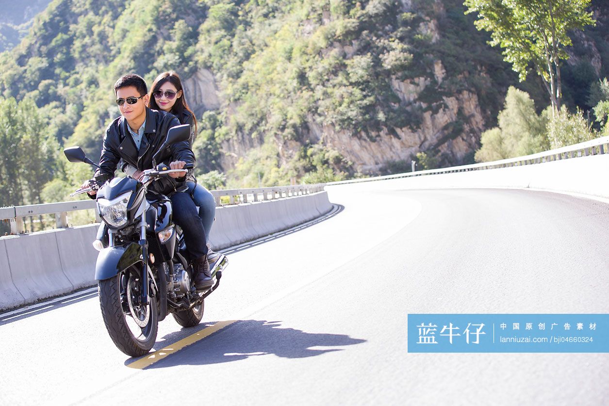 年轻人骑摩托车兜风-蓝牛仔影像-中国原创广告影像素材