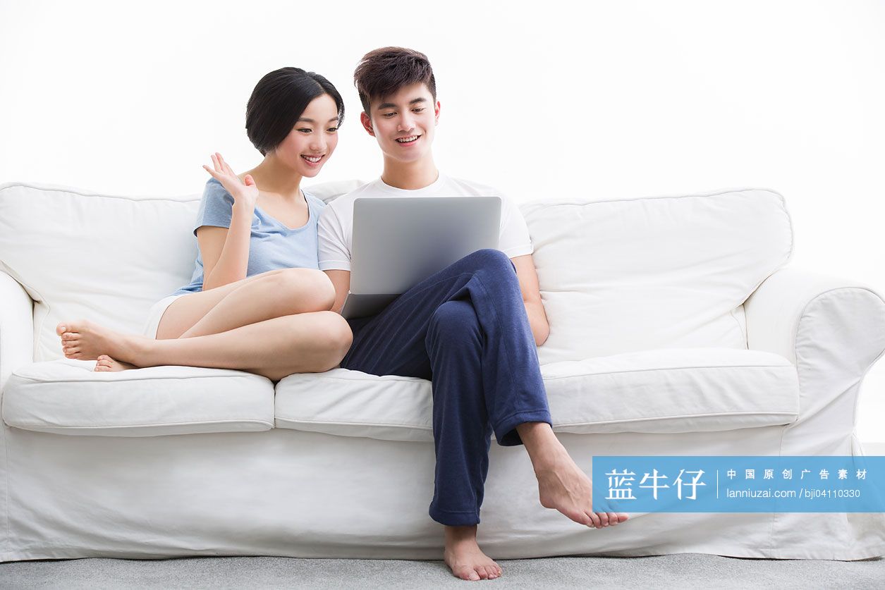 年轻情侣使用笔记本电脑-蓝牛仔影像-中国原创广告影像素材