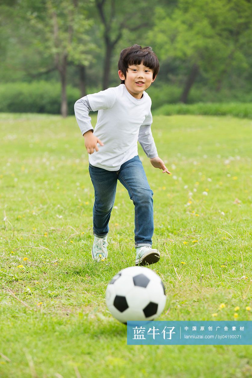 小男孩踢足球