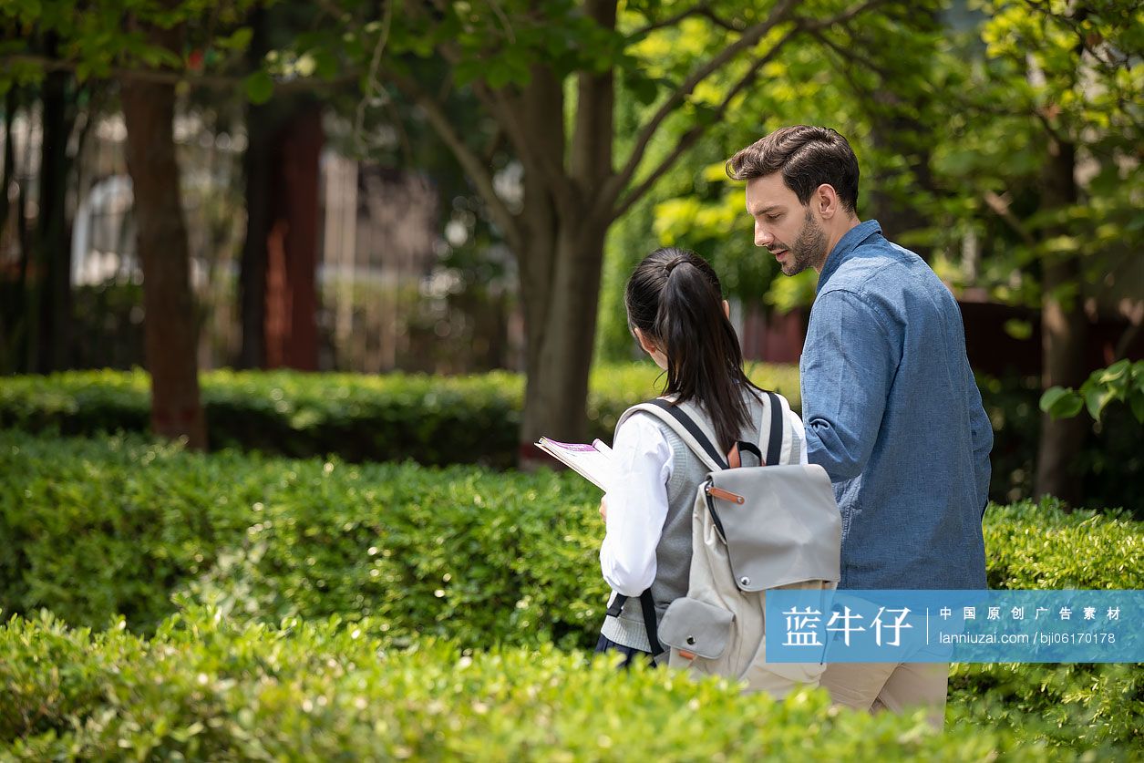 女孩向老师请教