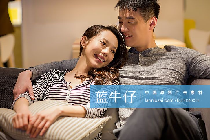 年轻情侣在客厅沙发上休息
