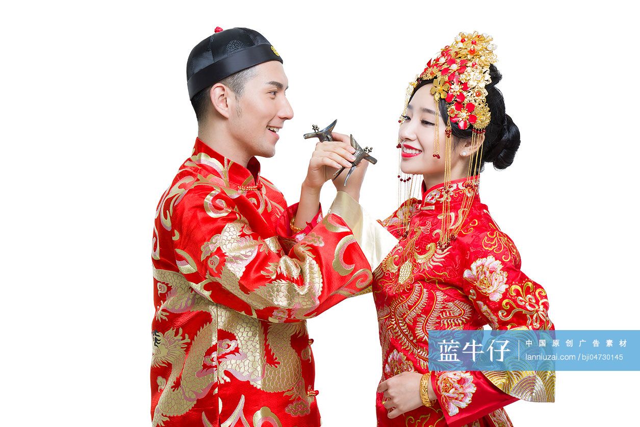 穿中式古装结婚礼服的新娘和新郎拿着红包-蓝牛仔影像-中国原创广告影像素材