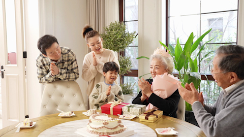 快乐家庭开生日派对