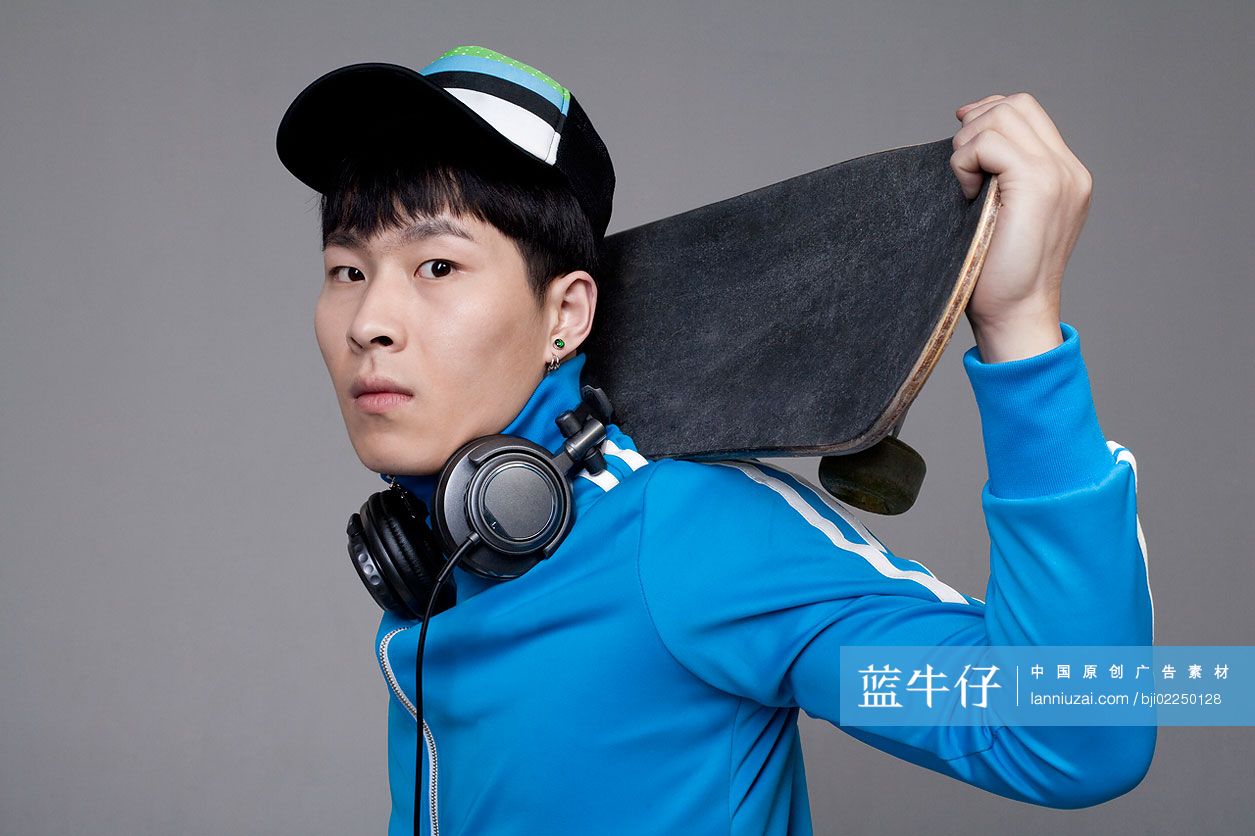 时尚Hip-hop青年和滑板