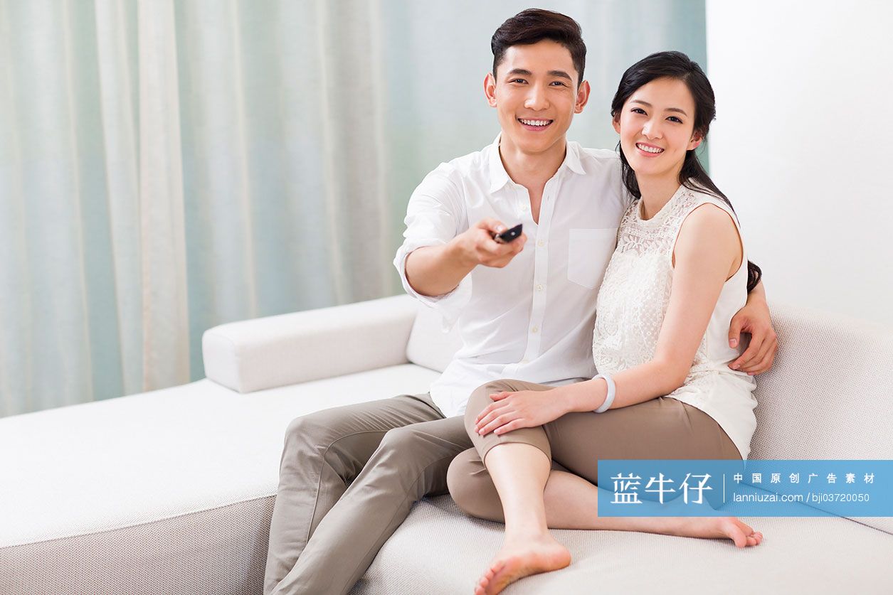 快乐夫妇看电视