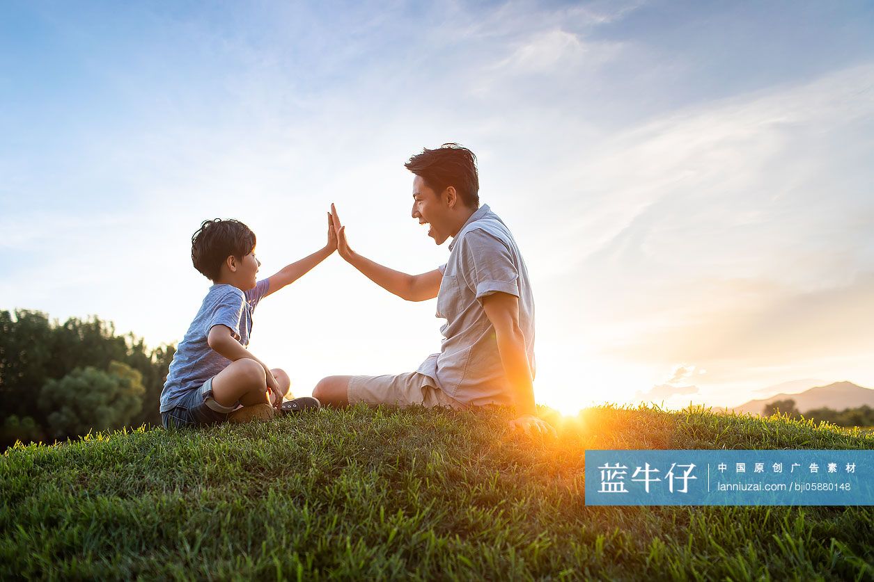 父子俩在草地上