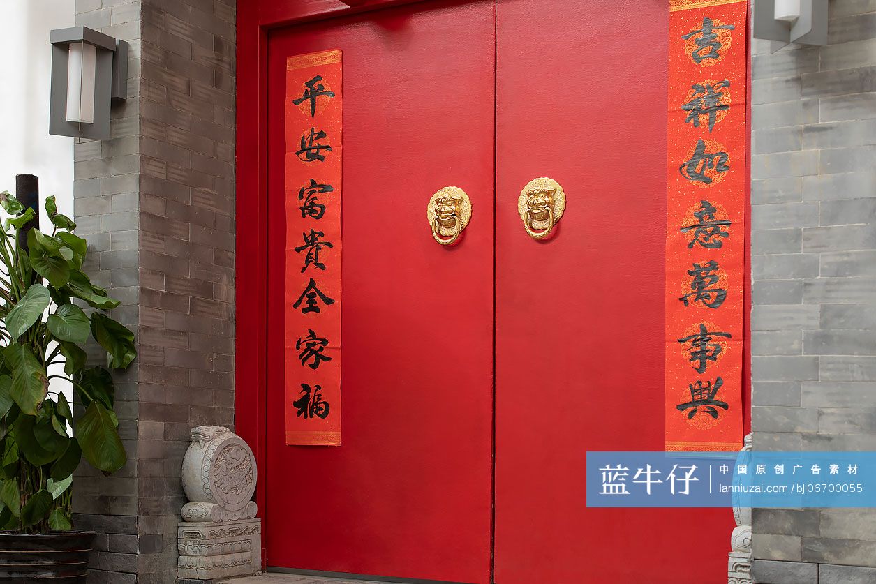 贴着春联的中式大门