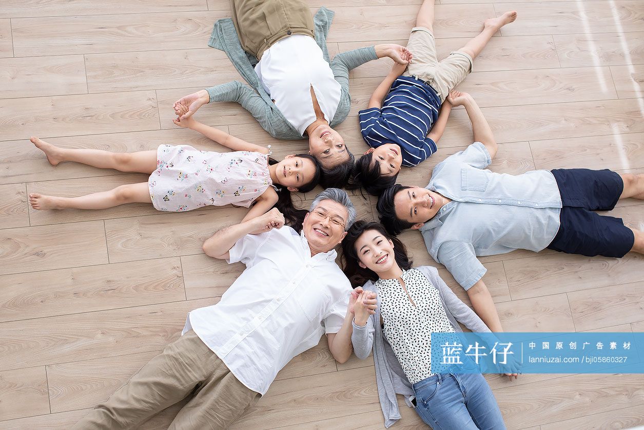 快乐家庭躺在地板上