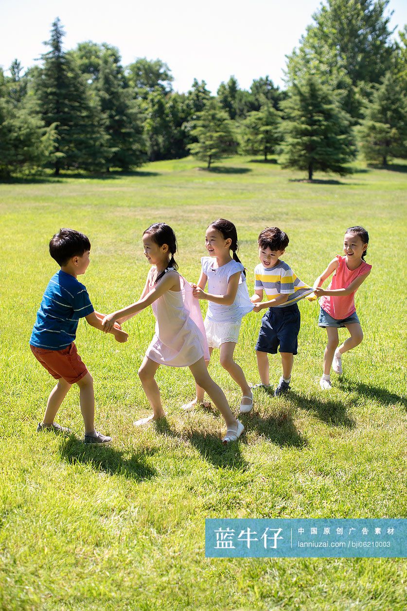 快乐的儿童在草地玩游戏