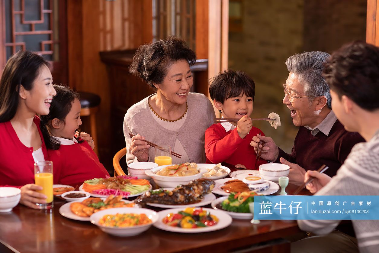 快乐家庭吃团圆饭-蓝牛仔影像-中国原创广告影像素材