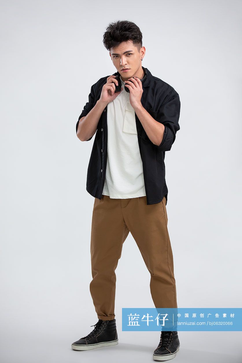 年轻男士戴着耳机听音乐