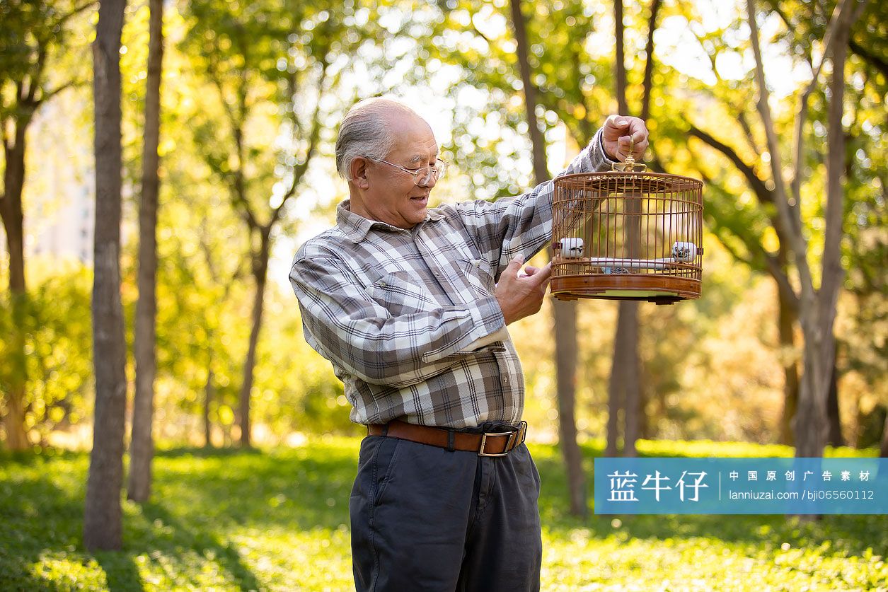 快乐的老年人在公园遛鸟