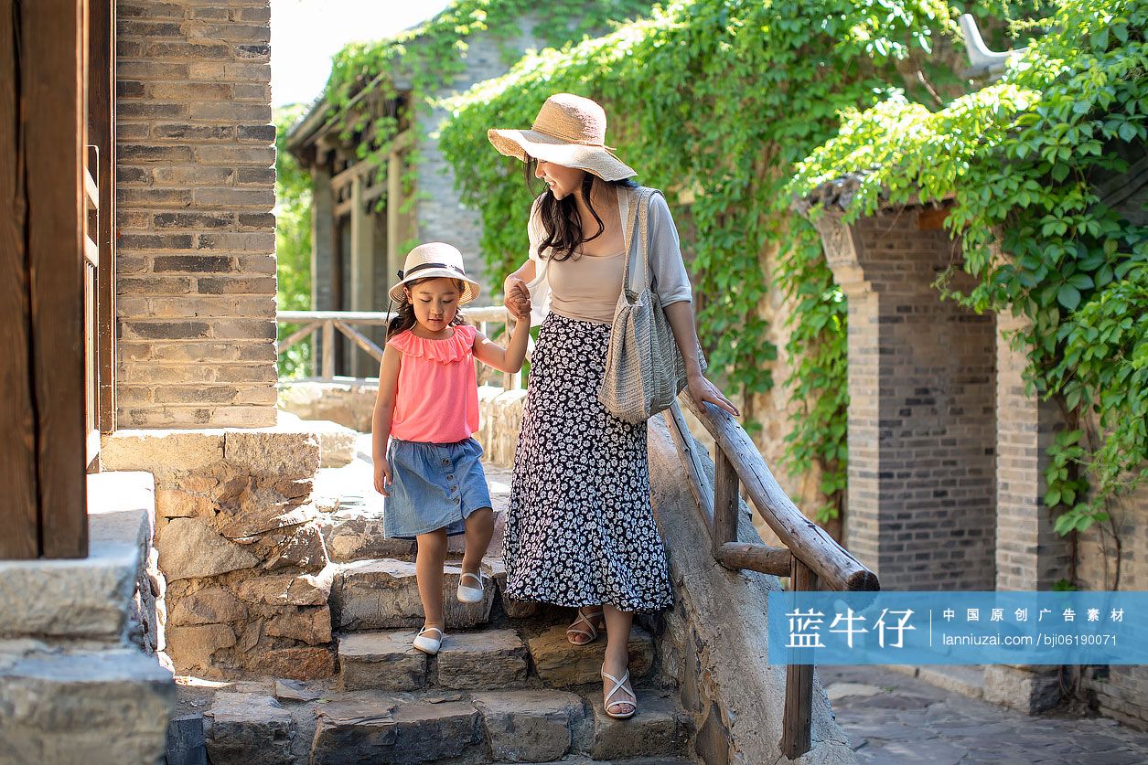 母女俩旅游度假