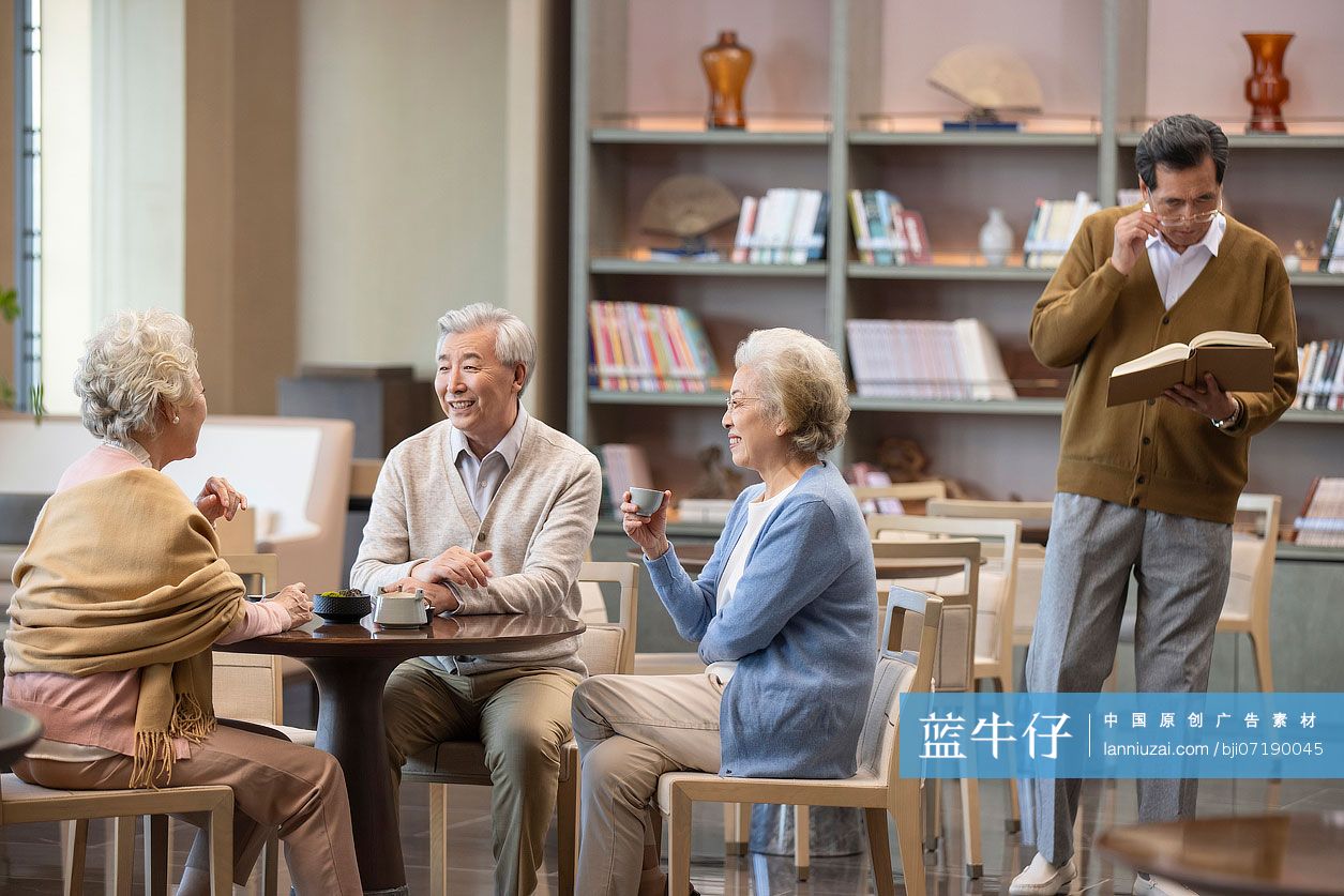 老年朋友们书吧看书聊天