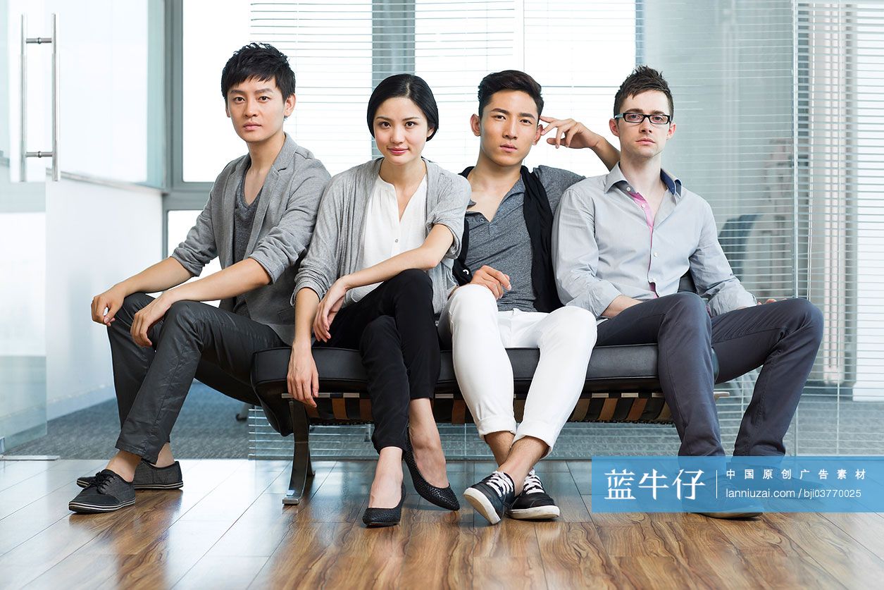 年轻白领们坐在沙发上