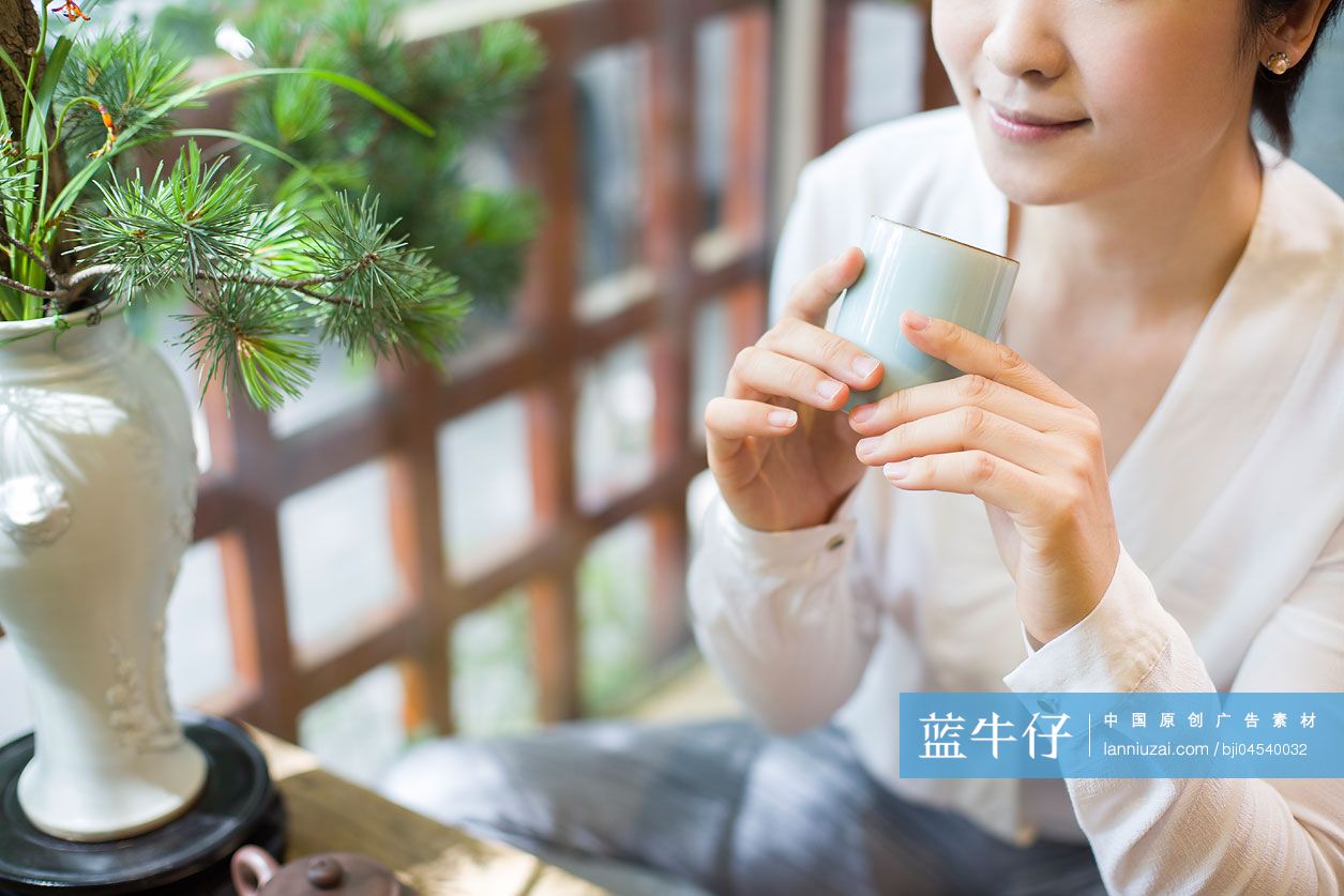 中年女子在茶馆喝茶