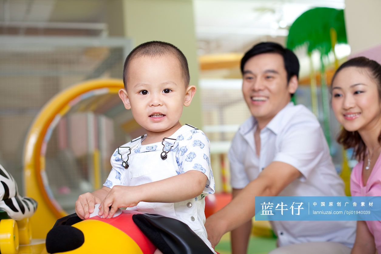 一家三口在亲子中心玩耍
