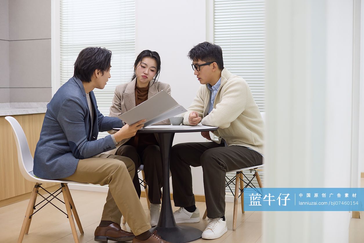 商务人士聊工作