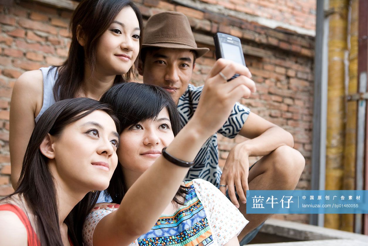 拿手机自拍的年轻人