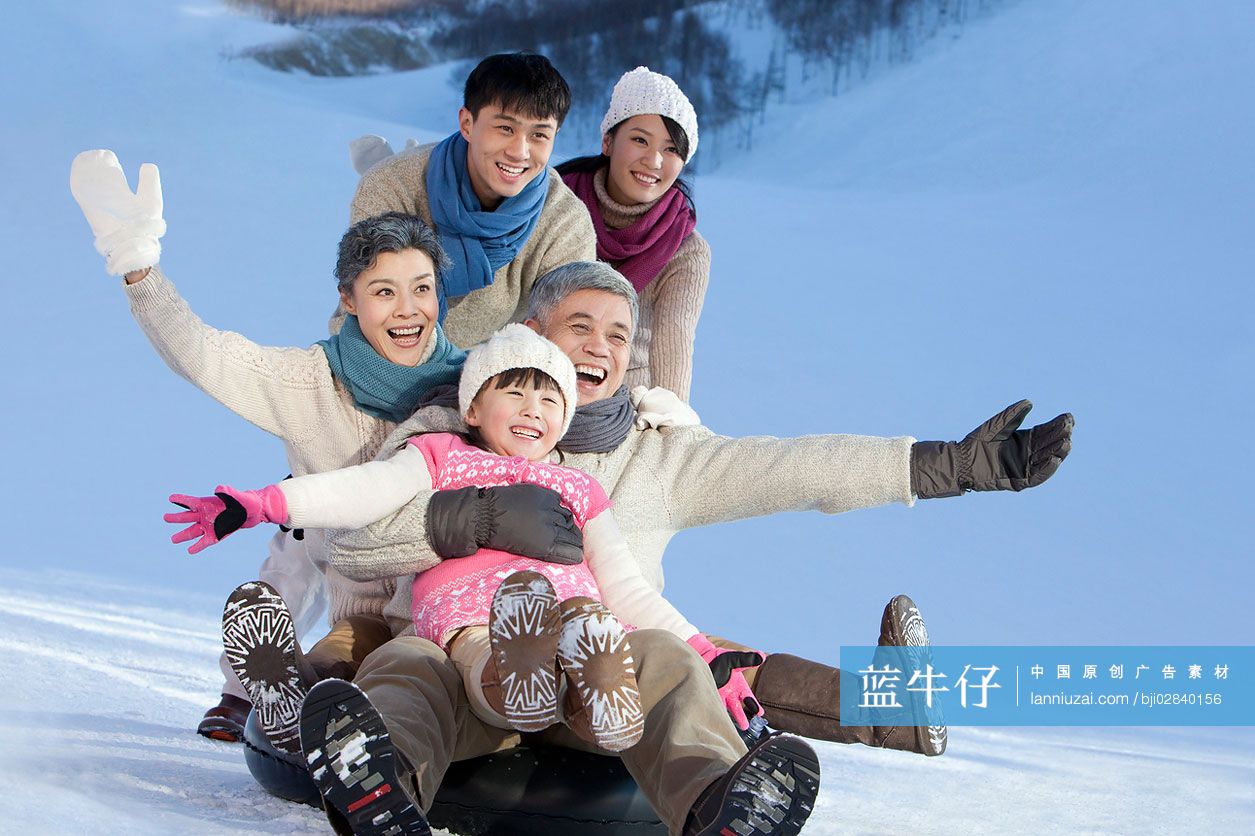 一家五口在雪地嬉戏