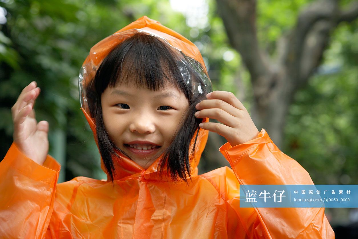 穿雨衣的小女孩