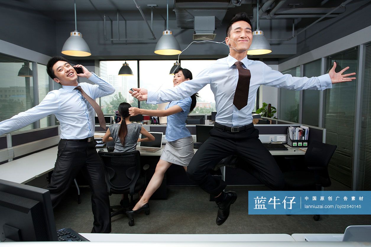 商务人士在办公室娱乐