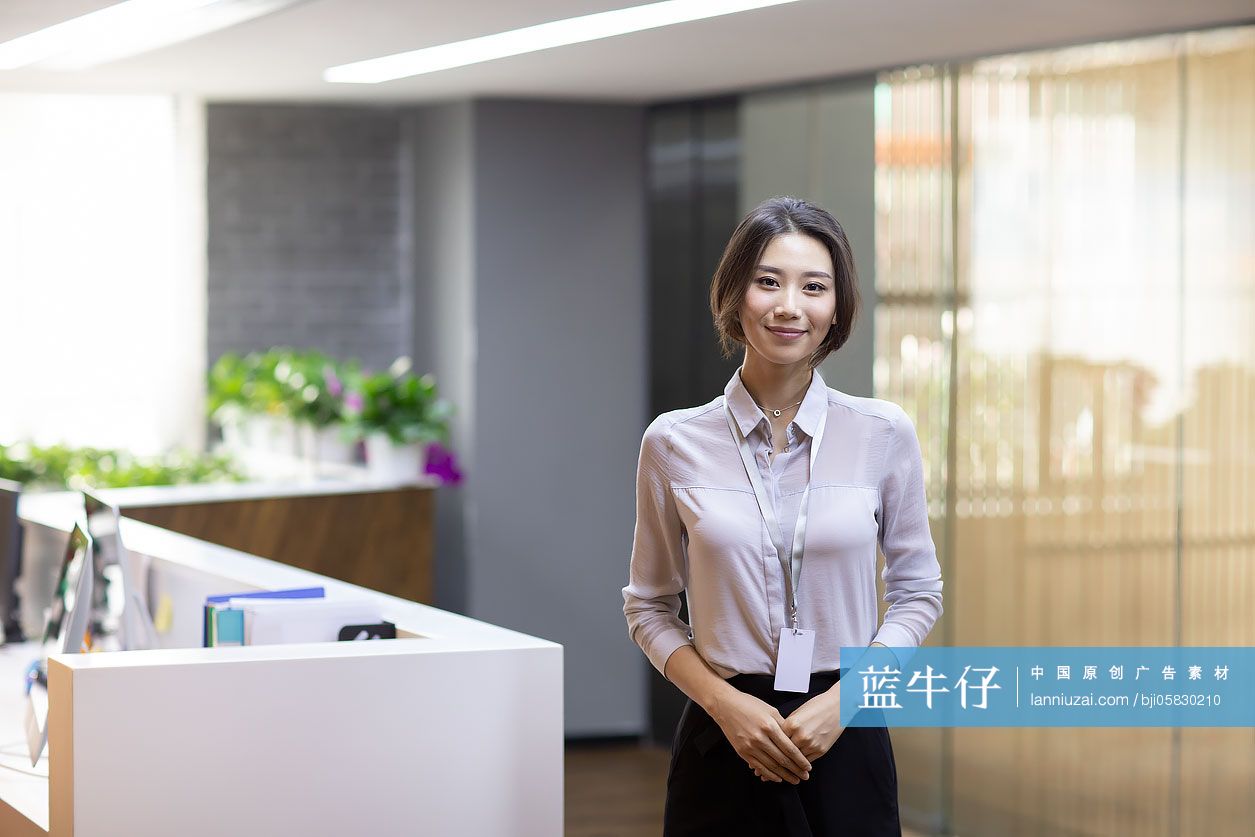 自信的年轻商务女士肖像-蓝牛仔影像-中国原创广告影像素材