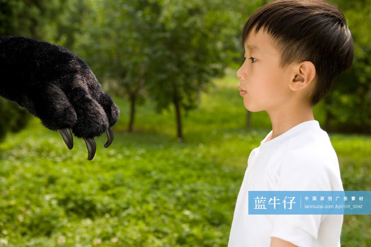 小男孩和熊爪