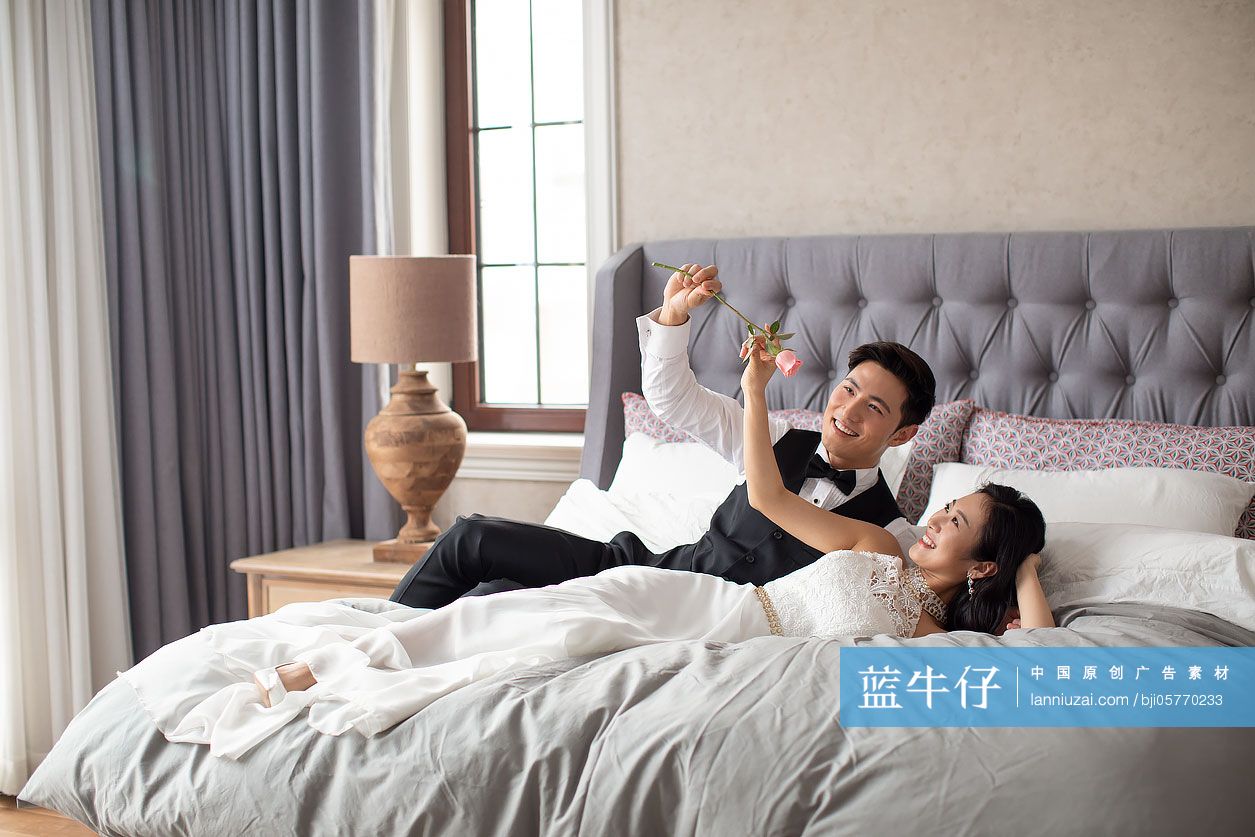 年轻夫妇在卧室共享甜蜜时光-蓝牛仔影像-中国原创广告影像素材