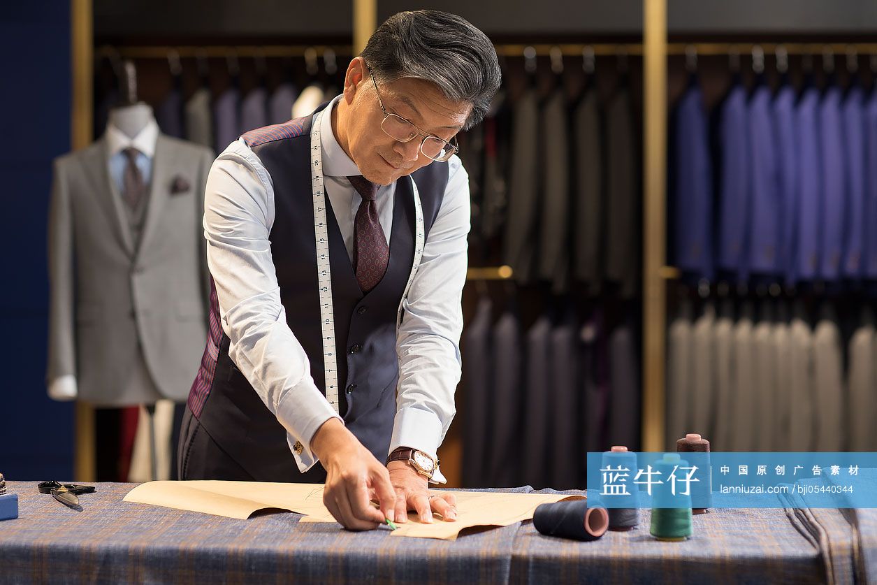 工作中的服装设计师