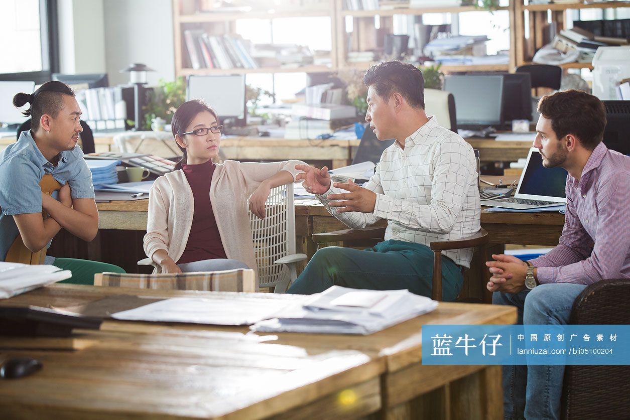 建筑设计师团队在办公室讨论工作