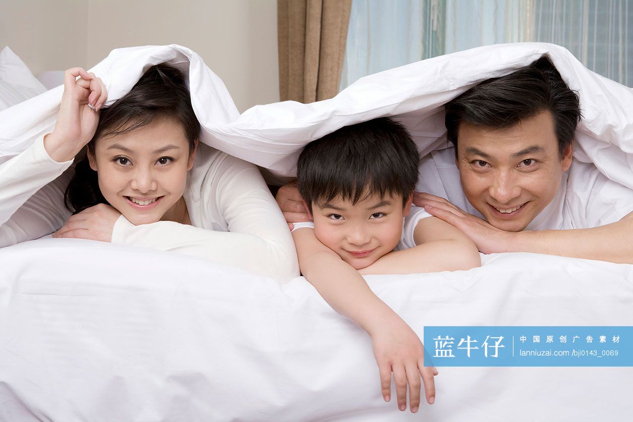 一家人躲在毯子底下