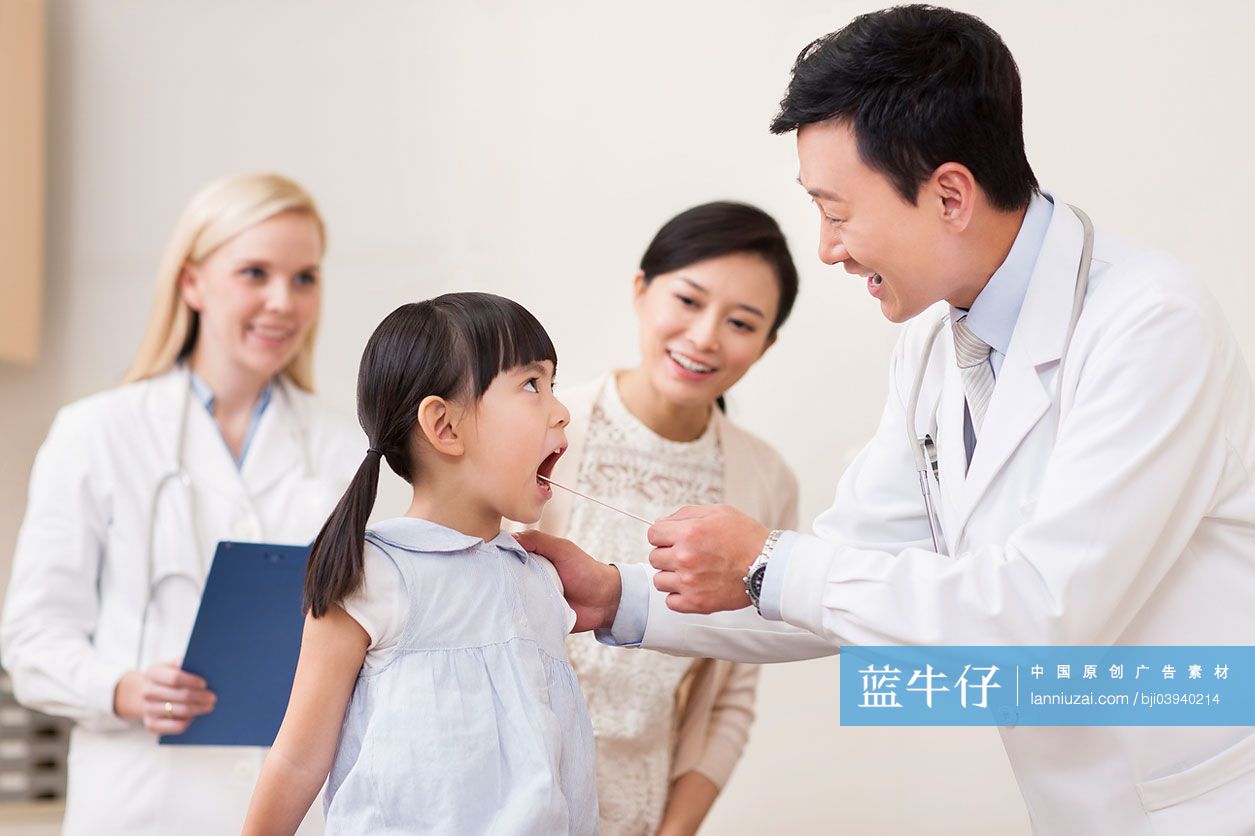 医生检查小女孩口腔