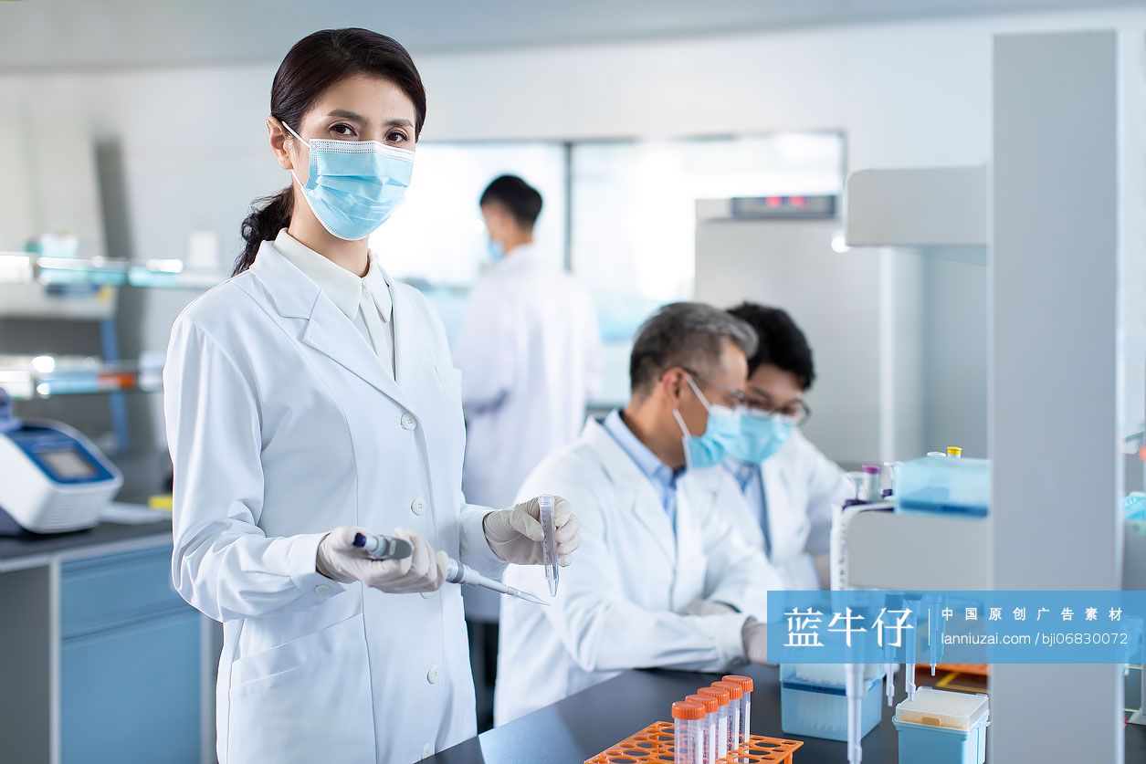 医学研究员在实验室工作