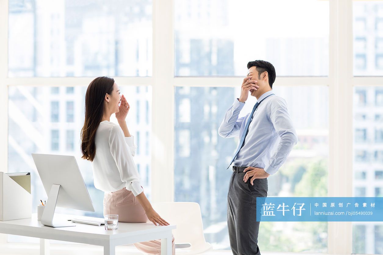 自信的年轻商务人士在办公室聊天