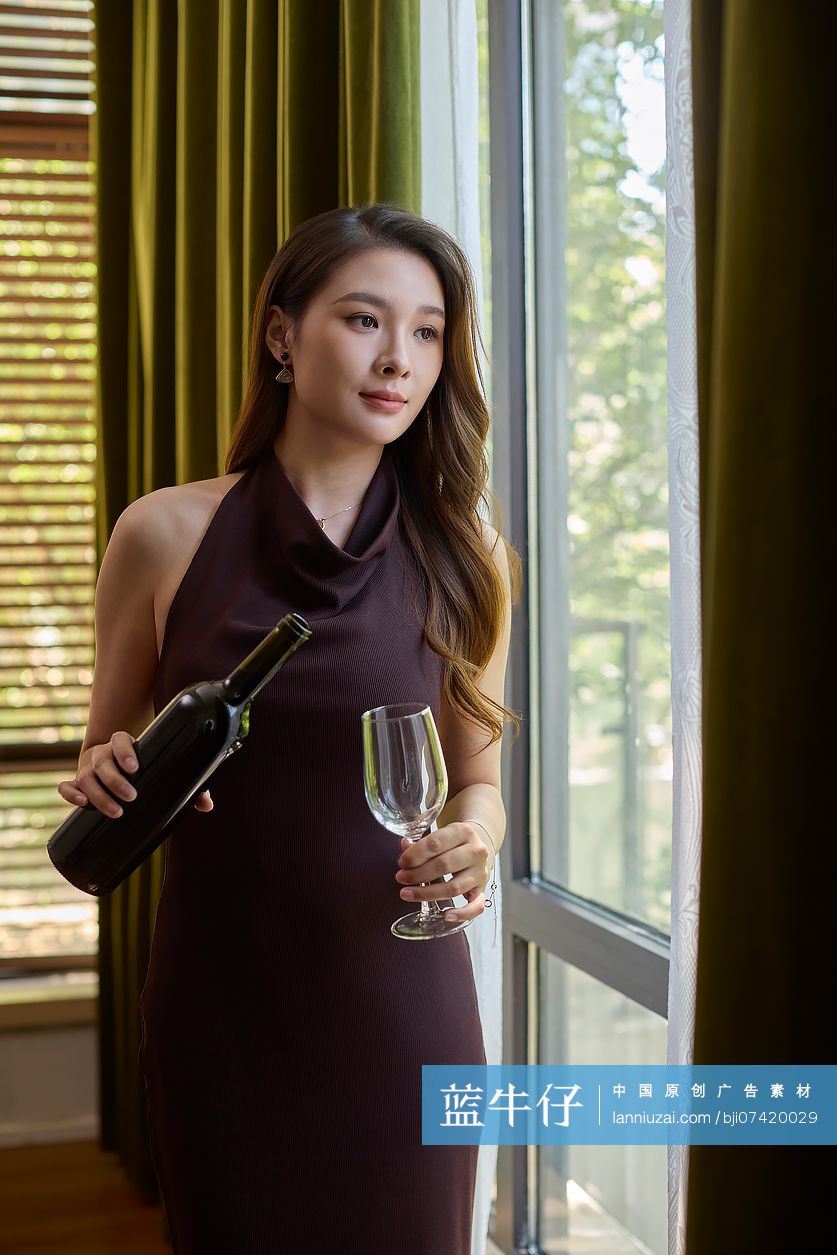 优雅女性喝红酒