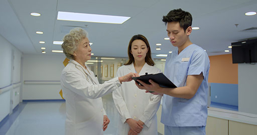 Chinese doctors talking in hospital corridor,4K