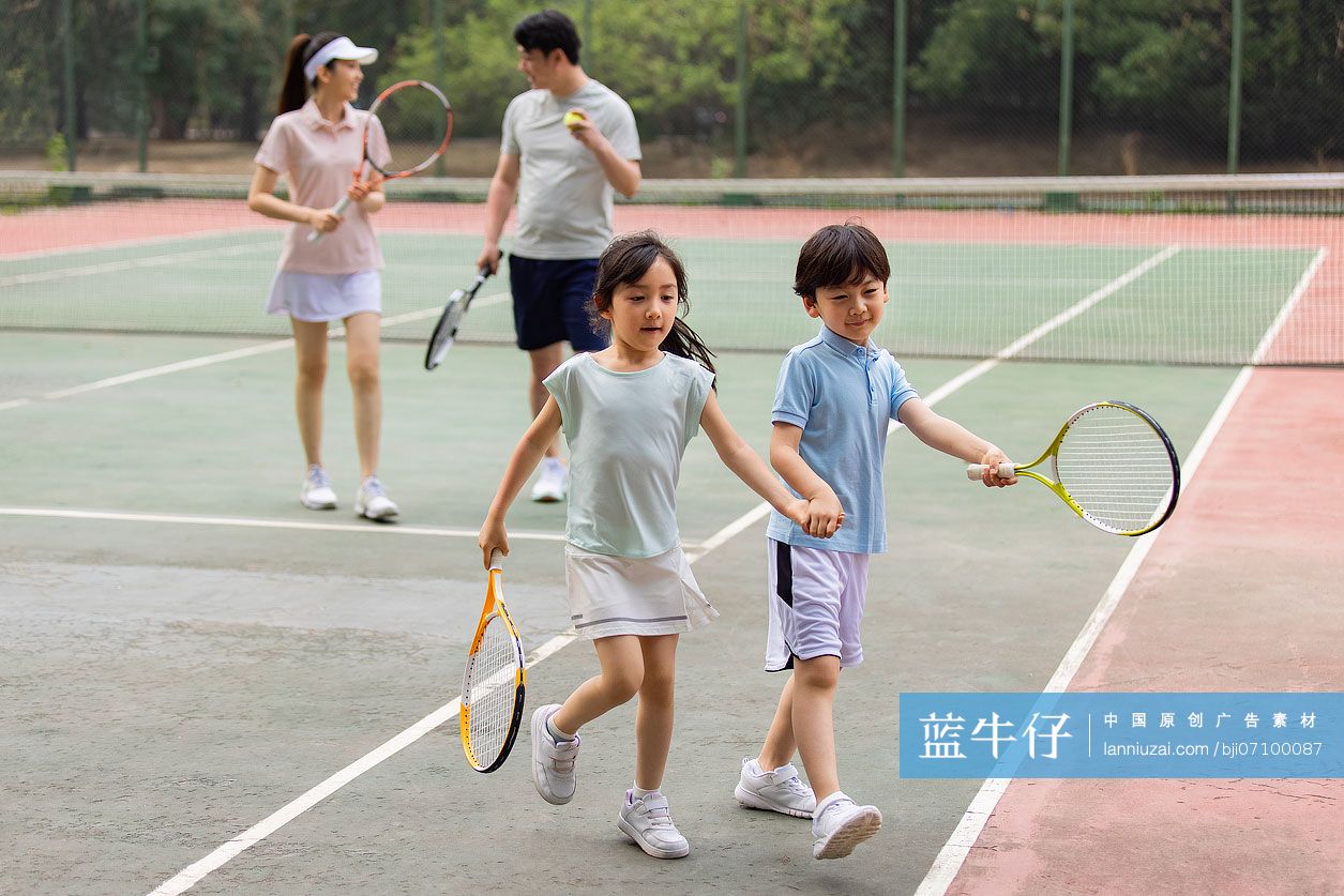 一家人在球场打网球