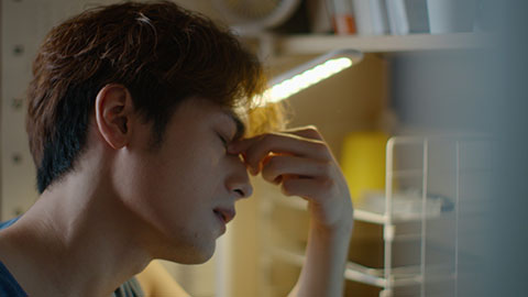 疲倦的大学生在宿舍学习