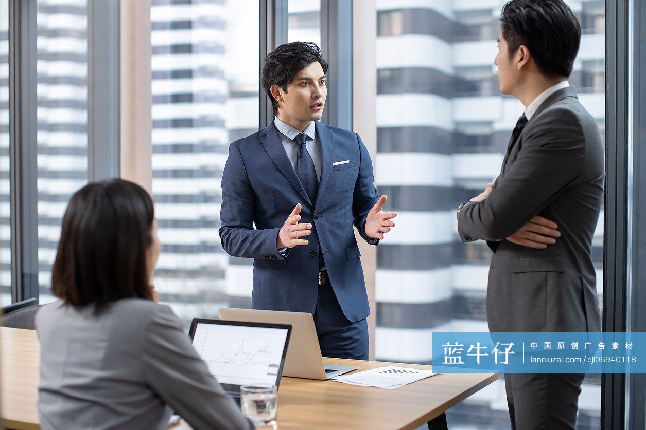 自信的商务团队在会议室开会