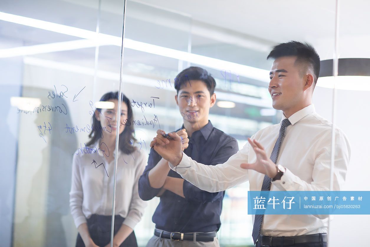 商务人士在办公室开会讨论