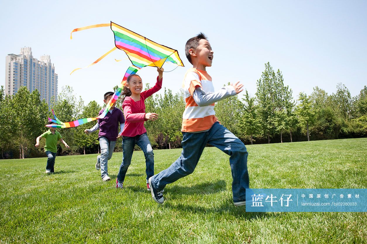 儿童在公园草地上奔跑