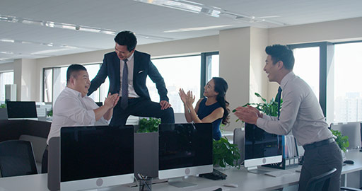 Chinese business people clapping in office,4K