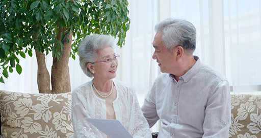 快乐的老年夫妇在客厅讨论理财