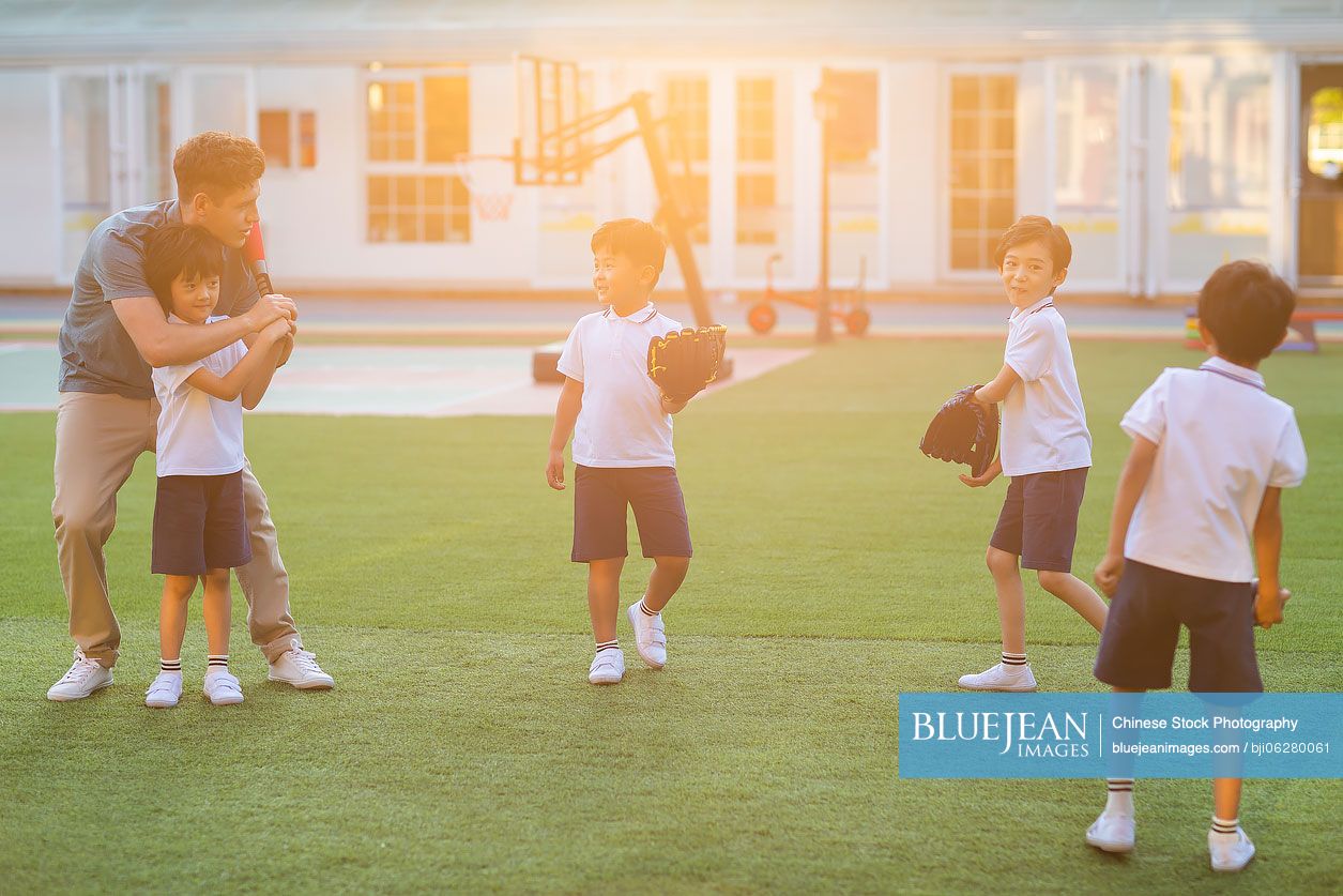 Foreign teacher teaching children basketball