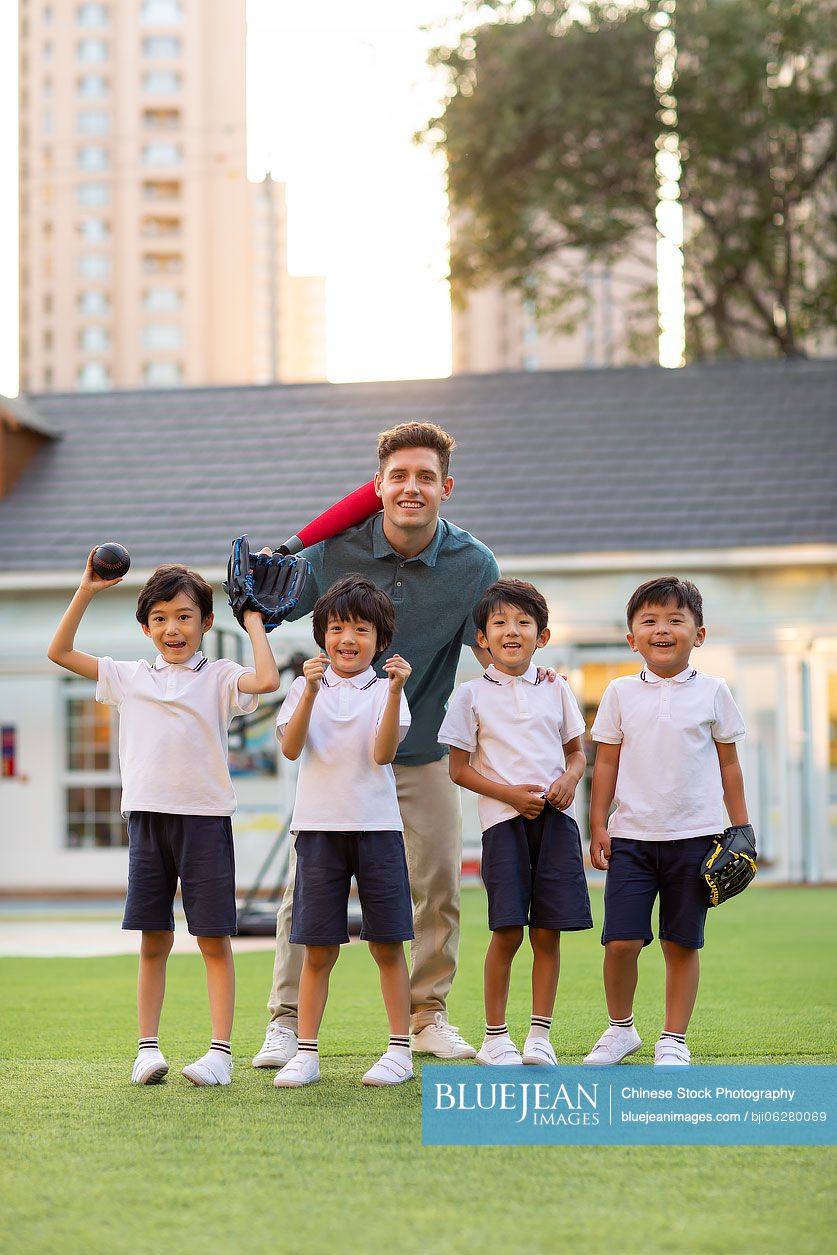 Foreign teacher teaching children basketball