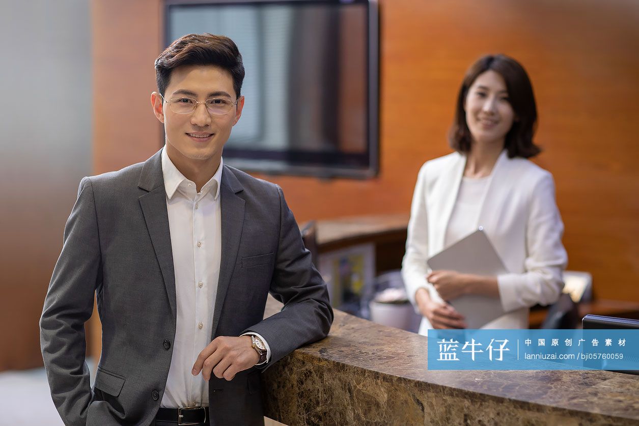 商务男士在酒店前台办理入住手续